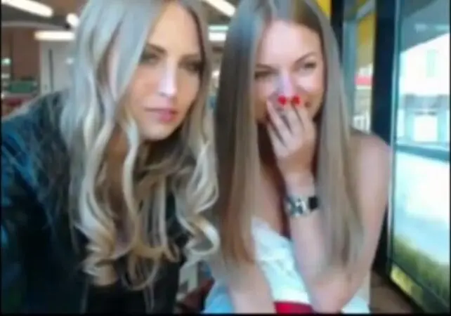 Girl gets completely naked in cafe
