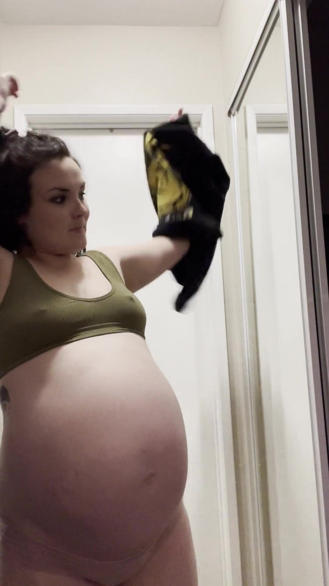 VioletRainnn- 39 weeks trying on pre-pregnancy clothes