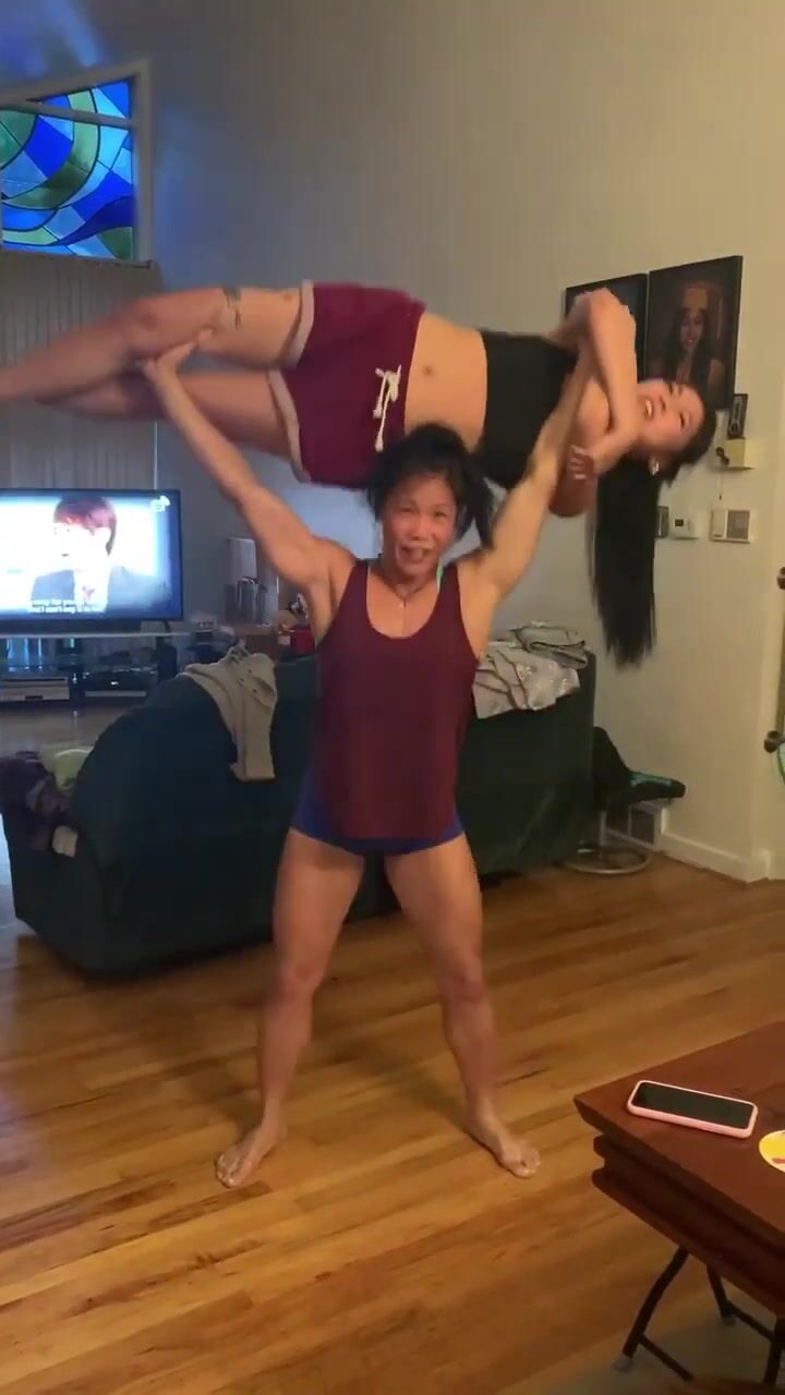 Woman overhead press woman