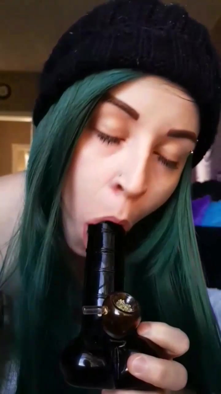 Tinytonitv dick bong suck & smoke xxx porn video