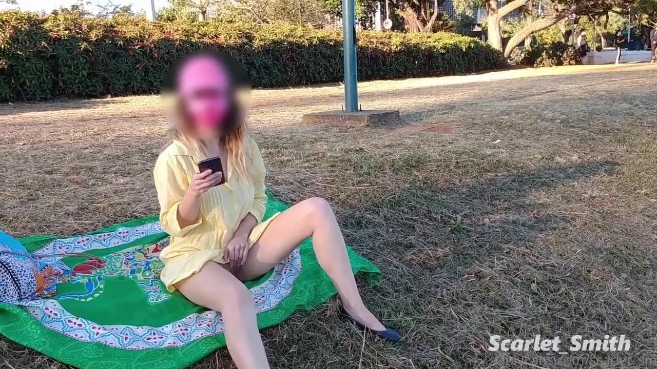 Scarlet Smith Stripping naked at Ibirapuera park