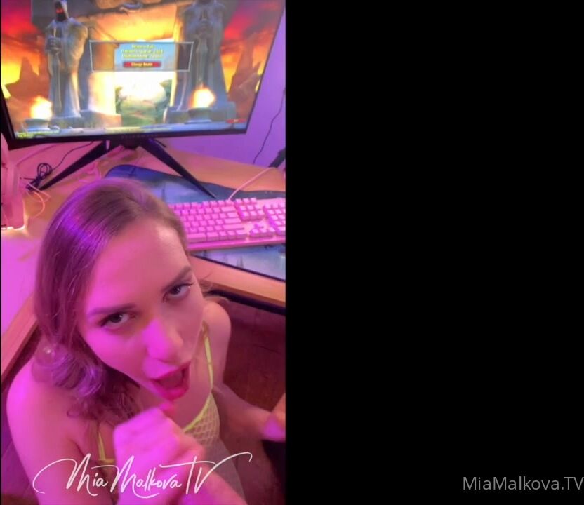 Mia Malkova blowjob while in gaming queue