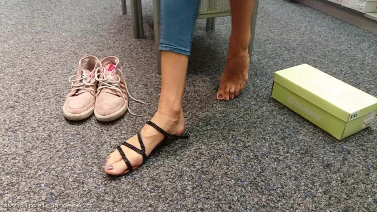 Hania foot comparison