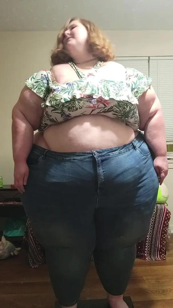 SSBBW Hayley Weighs Herself In July 2024