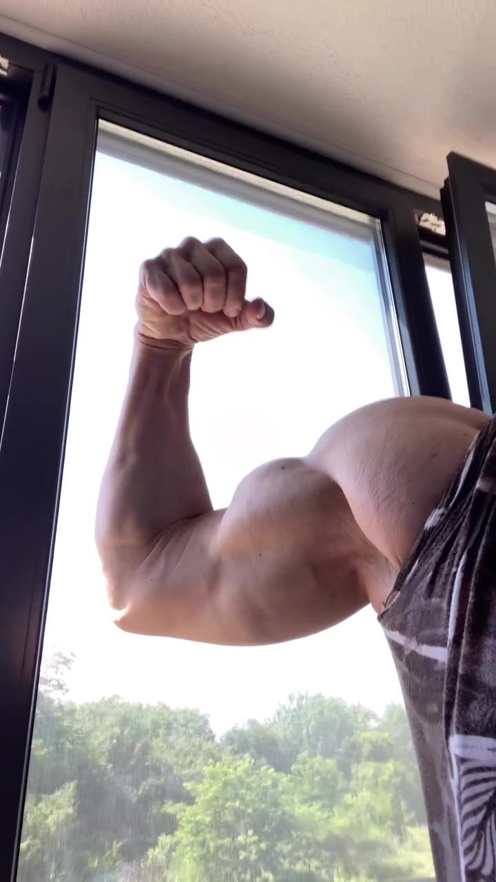 Bicep flex