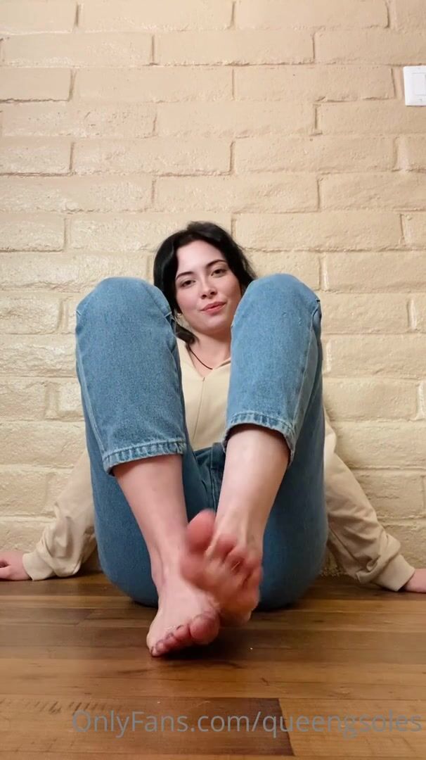 QueenGSoles - Are you looking at my feet?