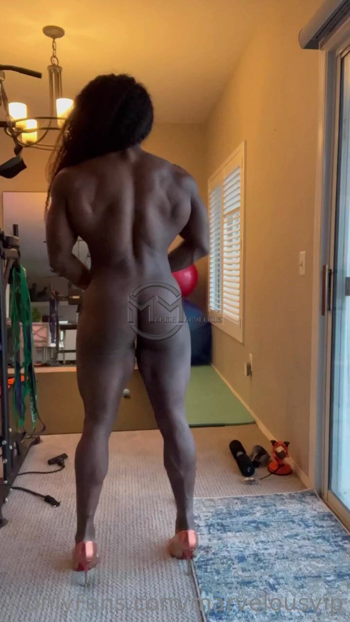 Marvelous flexing in heels