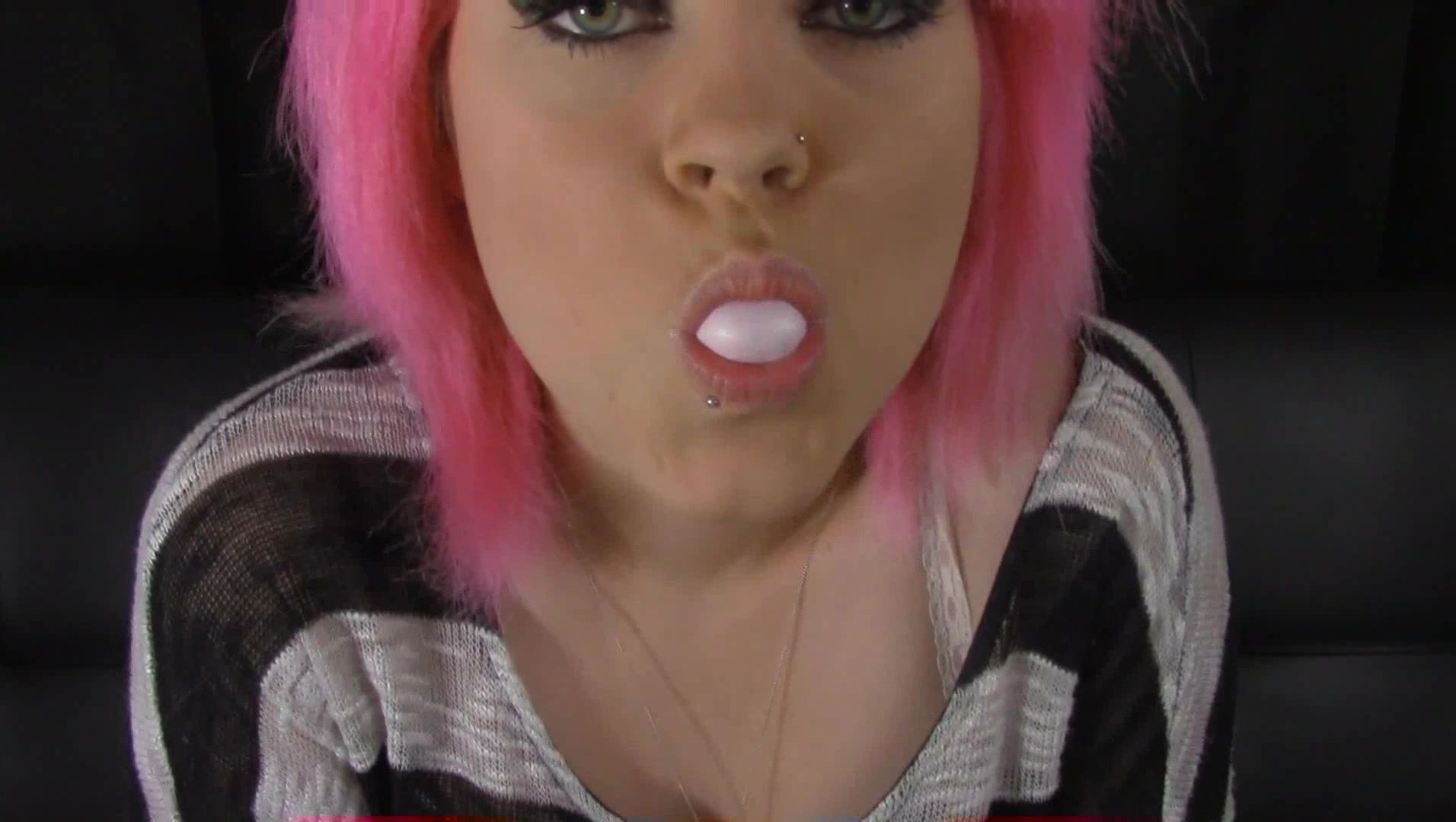 Kolevra bubble gub teasing lips and tongue