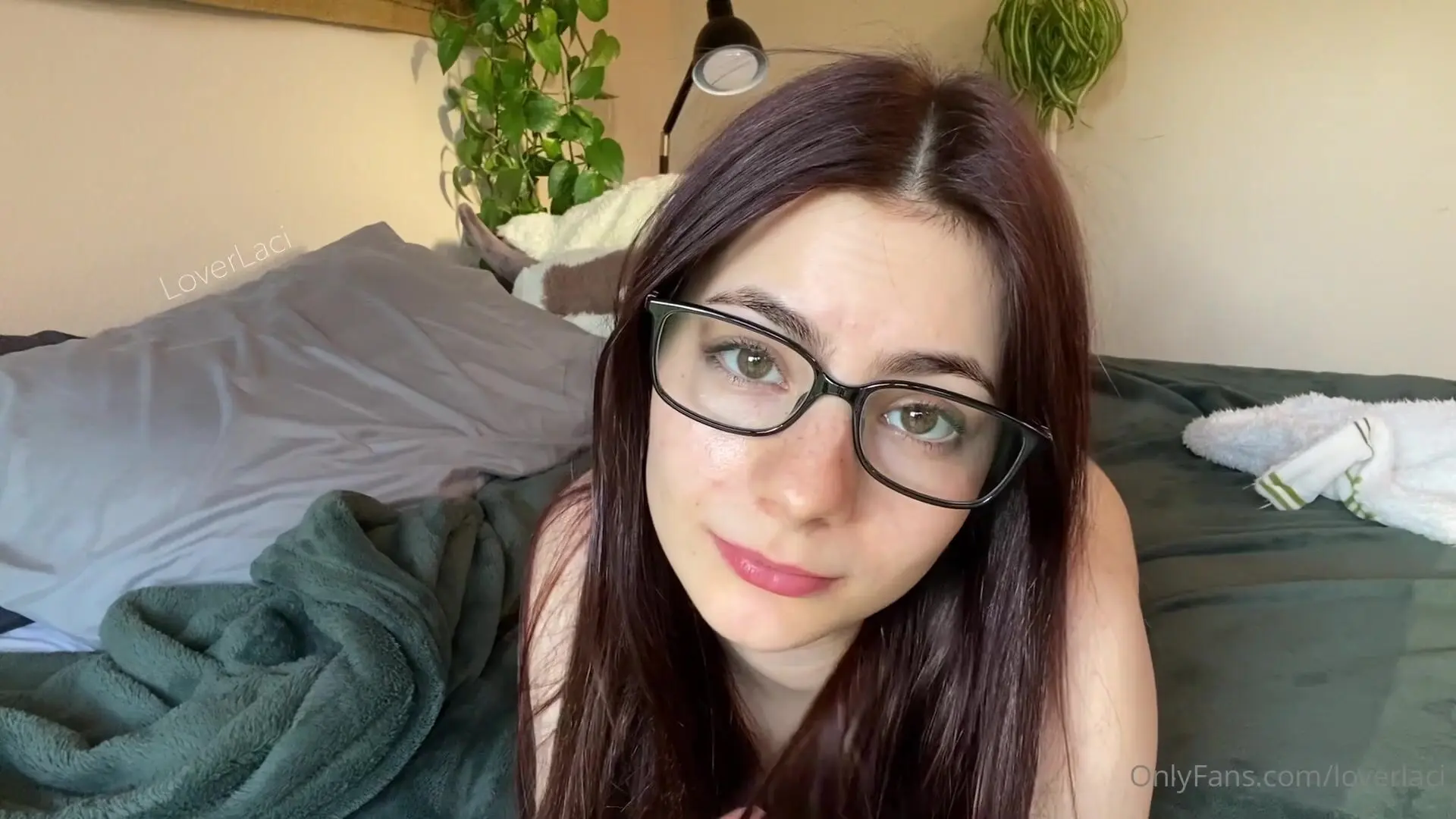 LoverLaci shows off new glasses