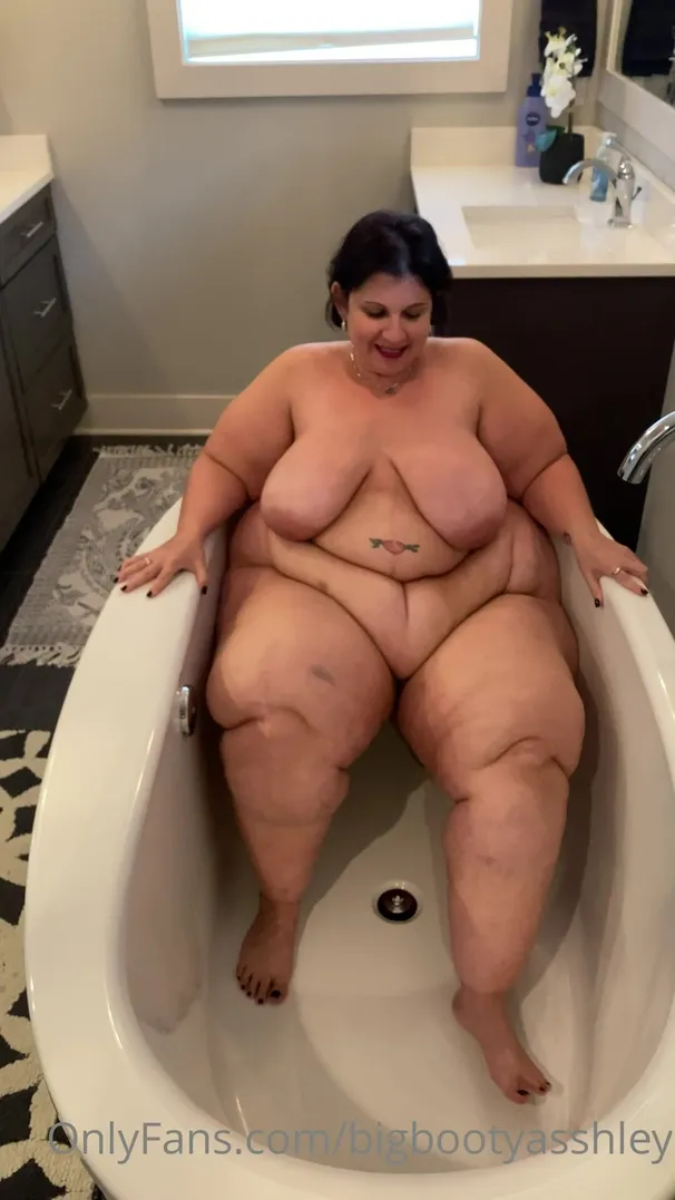 Bigbootyasshley Squeezing Her Huge Fat Ass Into A Bathtub