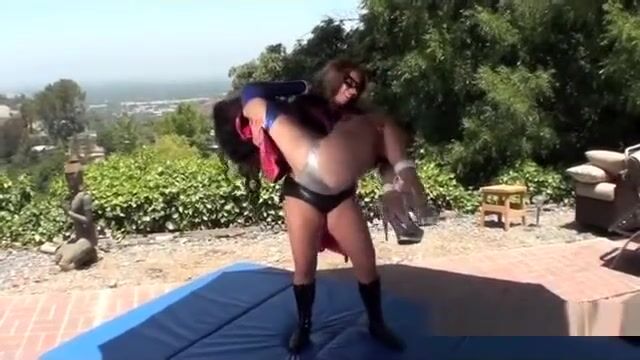 Superheroine Lift Carry