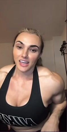 Jessica Sestrem flexing on TikTok Live