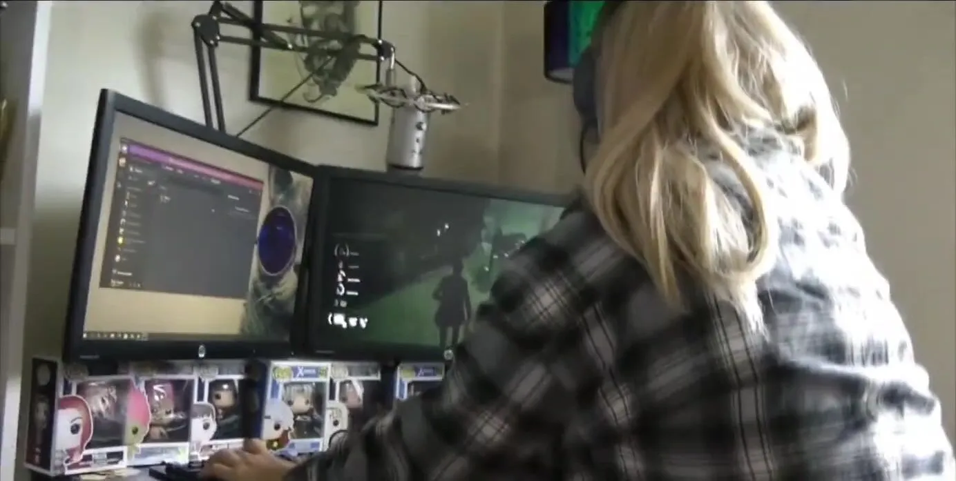 Miss poison Candi farts while gaming