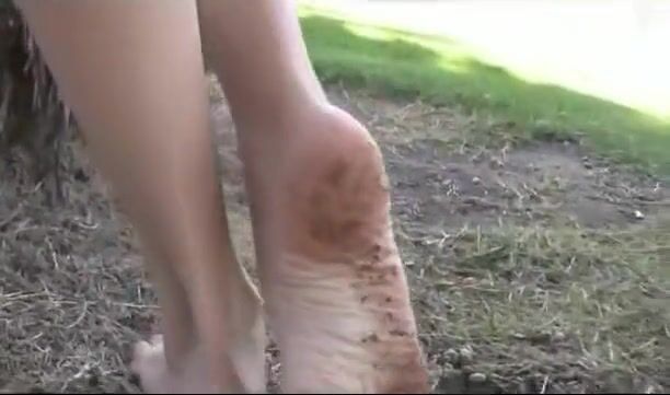 Karisa dirty footworship in the garden