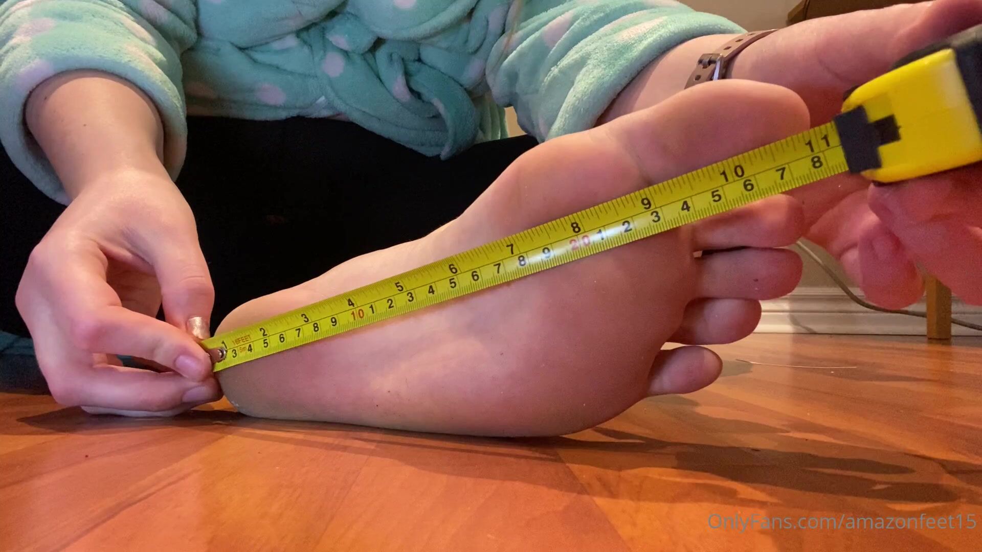 Amazonfeet15 Measuring her feet