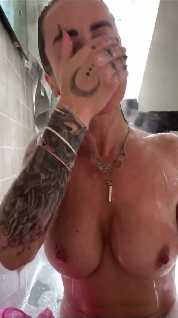 LaineyGrifith Tub