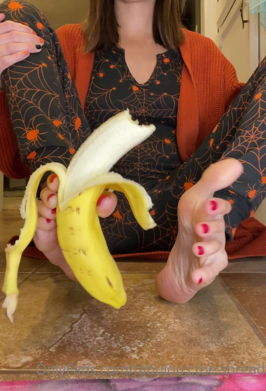 Fabulous Toespread peels a banana with her feet