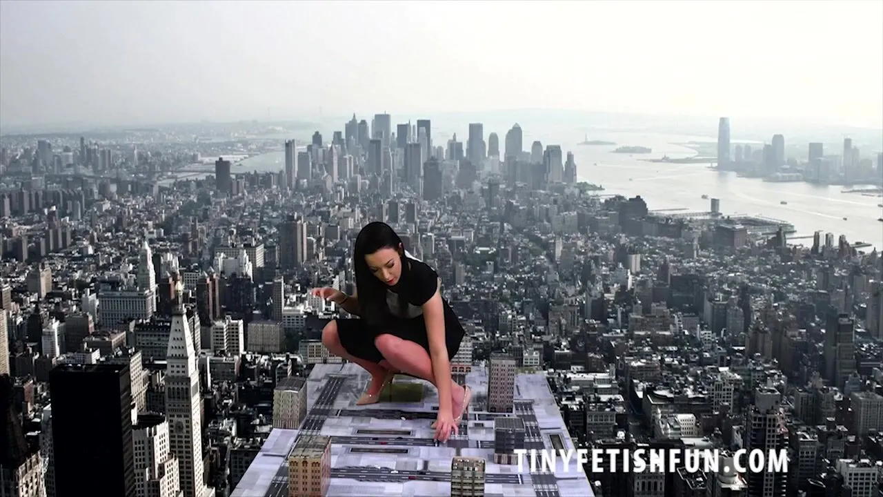 Giantess in the city