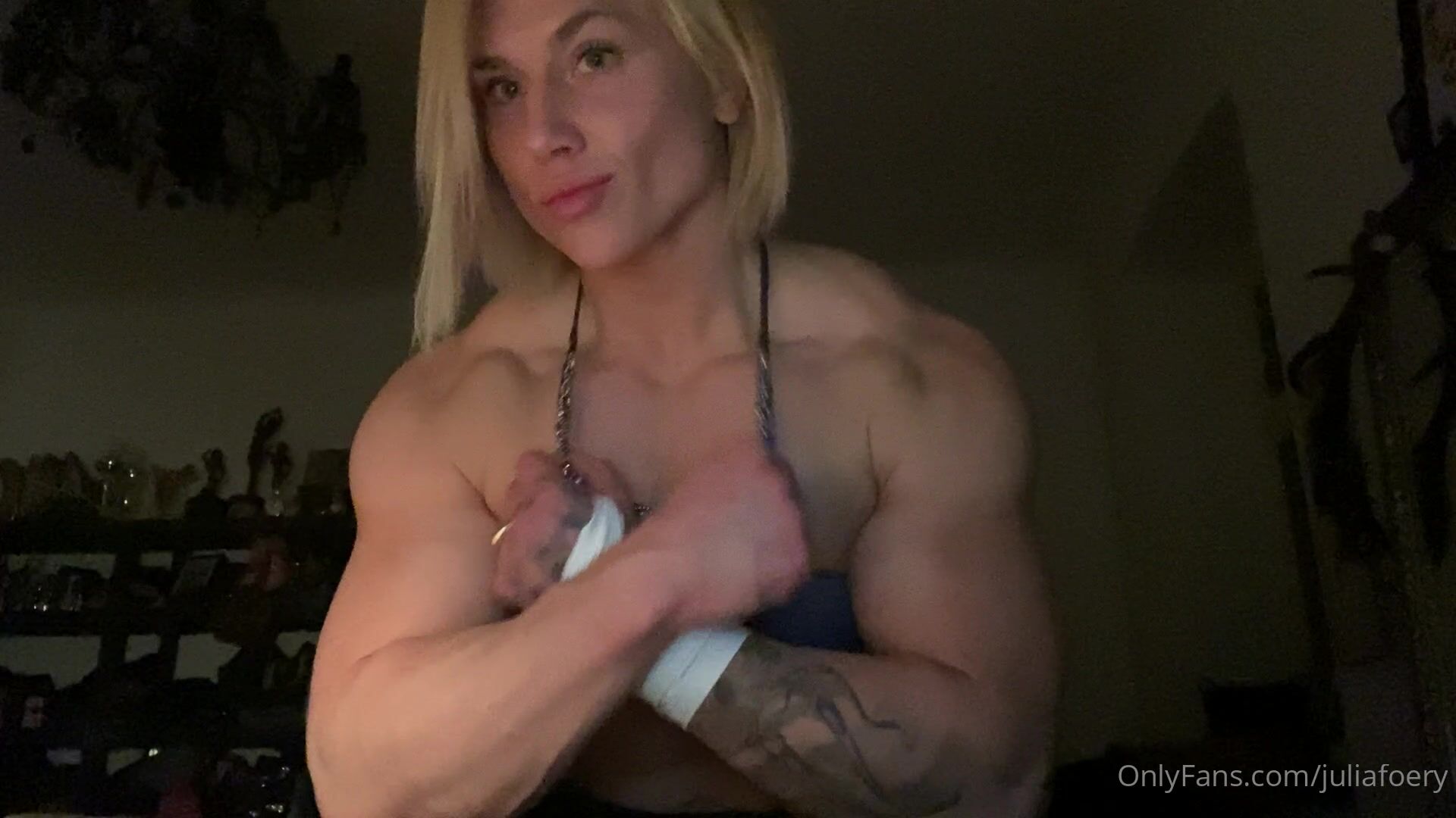 julia fory flexing thick sexy traps