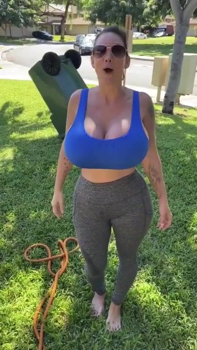 Brittany Elizabeth Flashing Public