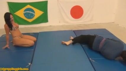 Mia ballbusting grappling