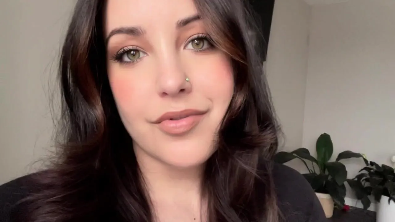 Vore: Your Step-Mom's Best Friend - Girlontop880 - Giantess