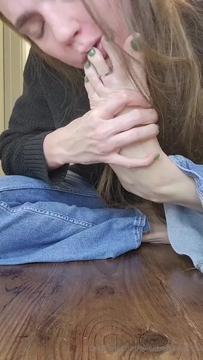 Megan Fletcher feet size 11.5 US and long toes