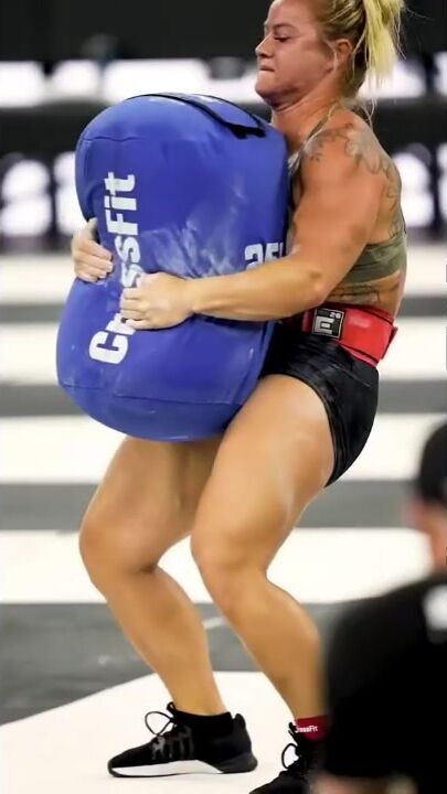 Dani Speegle 250lbs deadlift during competition