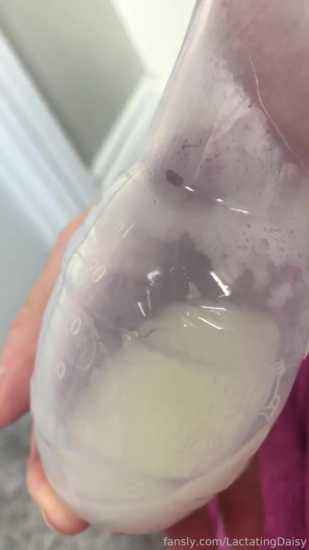 LactatingDaisy spraying & pumping milk so hard in 4K