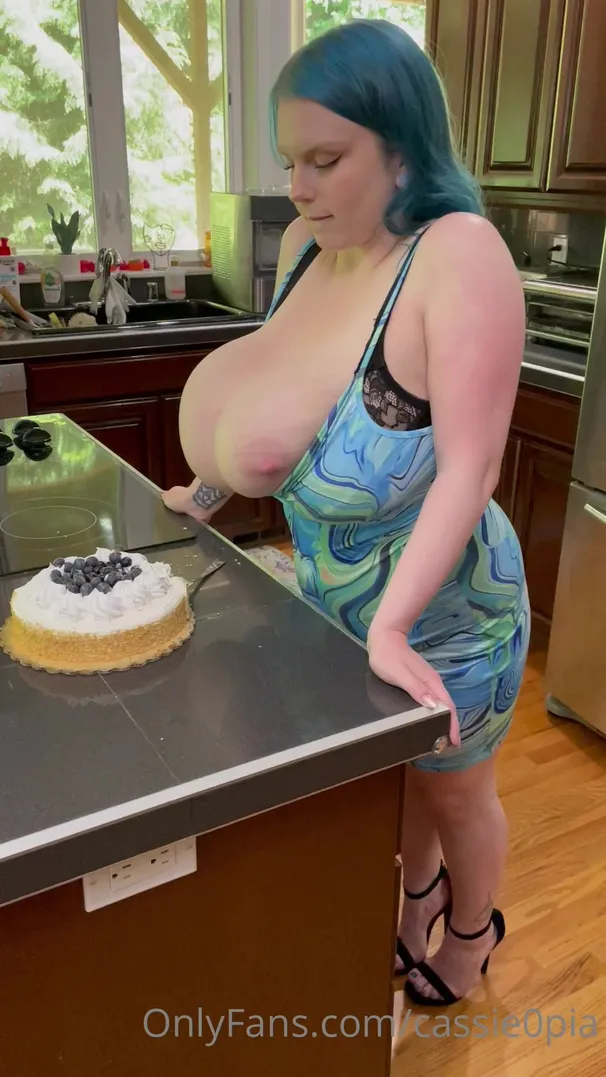 Cassie0pia Boobs and cake!!!
