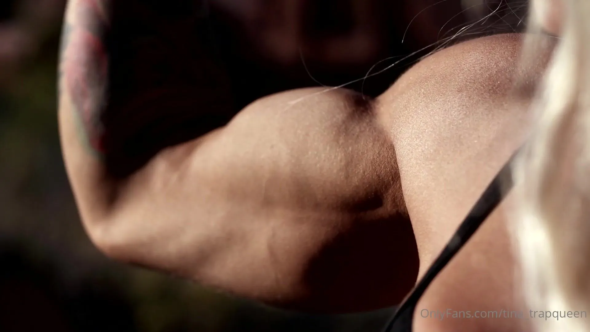 fbb bicep flexing