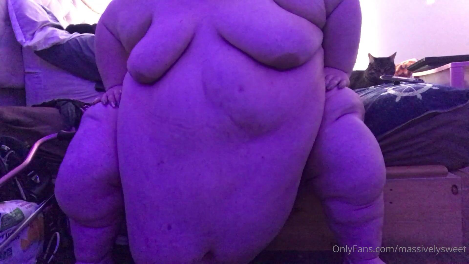 Massivelysweet shows her ass USSBBW