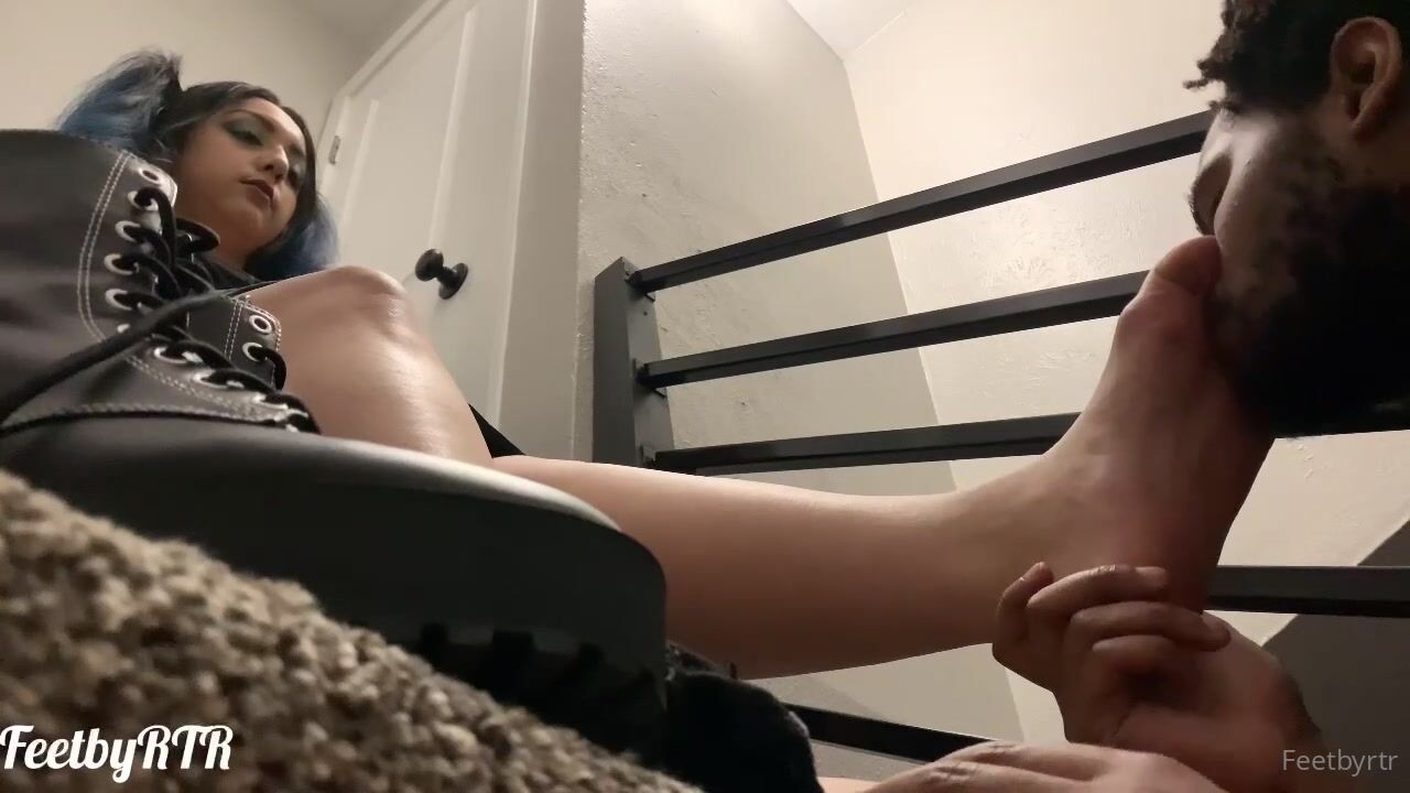 Hot emo goth Latina gets her boots removed and feet worshipped