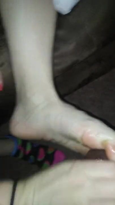 Amateur Cum between toes at sleep over