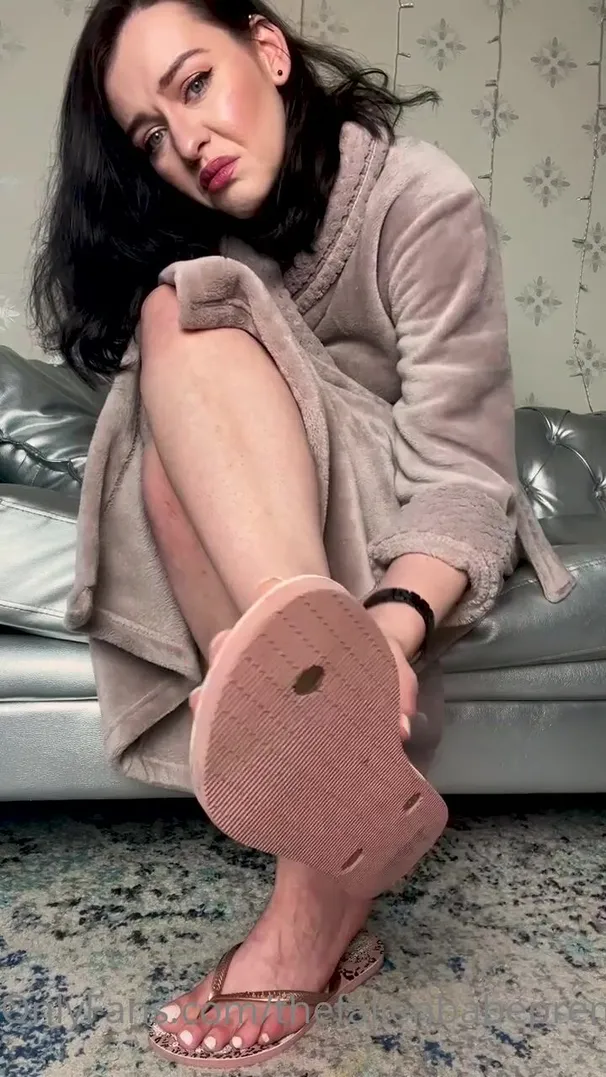 Fallenfeet - Joi in flip flops
