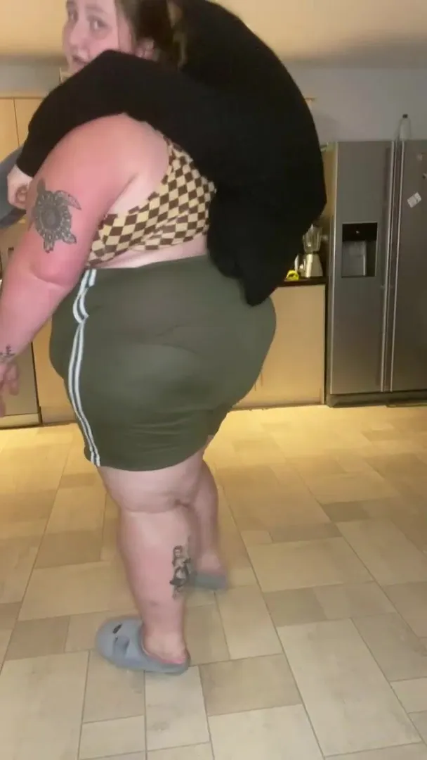 Big Dee lift tiny man 2
