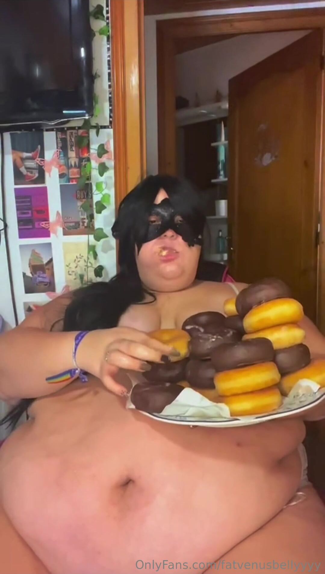 ssbbw fatvenusbellyyy eating like a greedy piggy