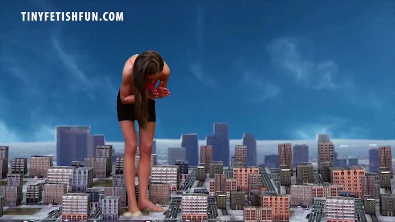 Giantess grows in tokyo