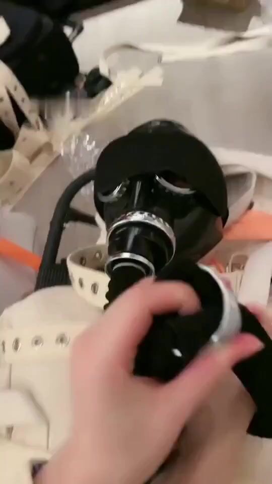 Chinese Femdom Gas Mask Breathplay