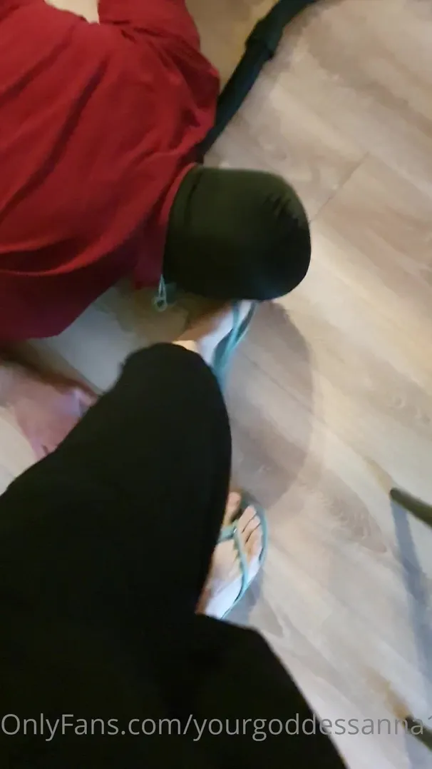 YourGoddessAnna - Watch me rag his head like a puppet... his reward for being a good domestic bitch