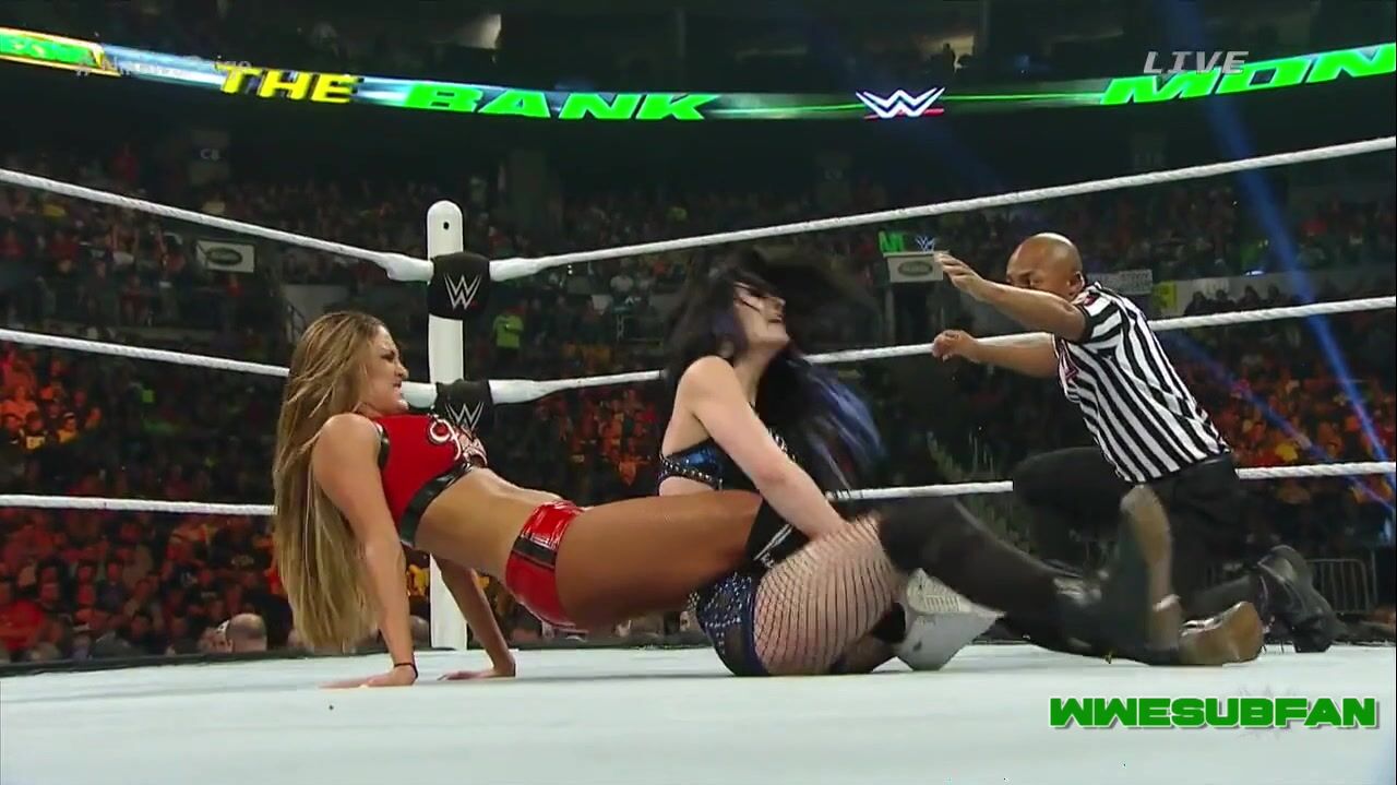 Nikki Bella squeezes Paige with her thighs with Bodyscissors!