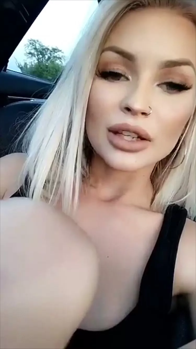 LaynaBoo pussy fingering in car public parking snapchat premium 2018/08/29 porn videos