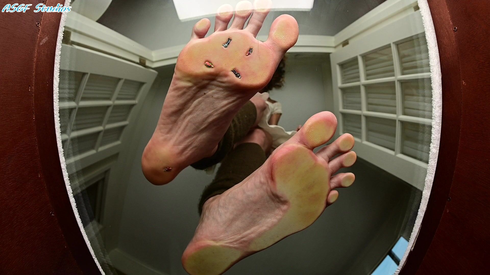 Glass floor feet