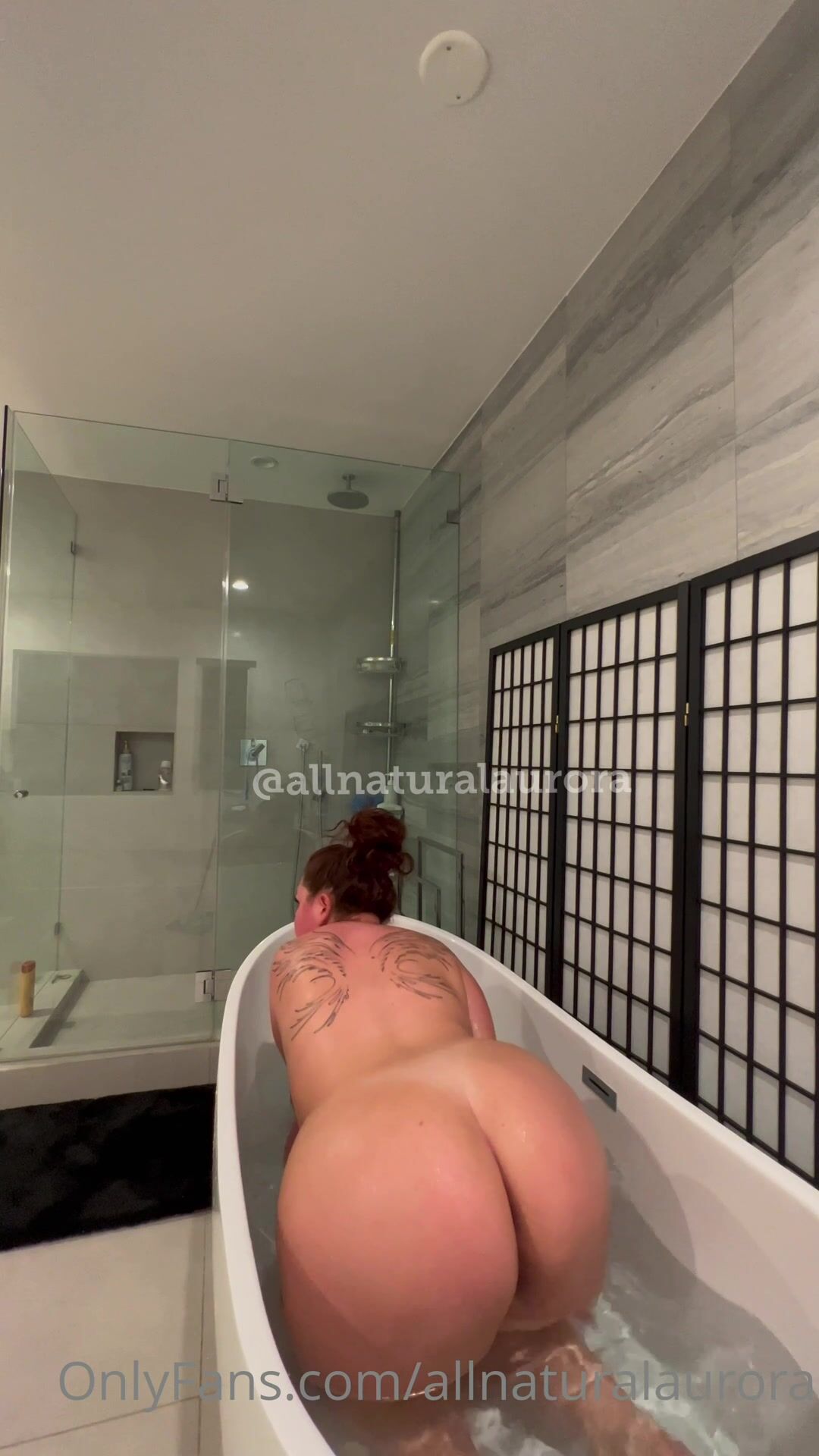 NaturalAUR0RA - Huge tits & Ass bath