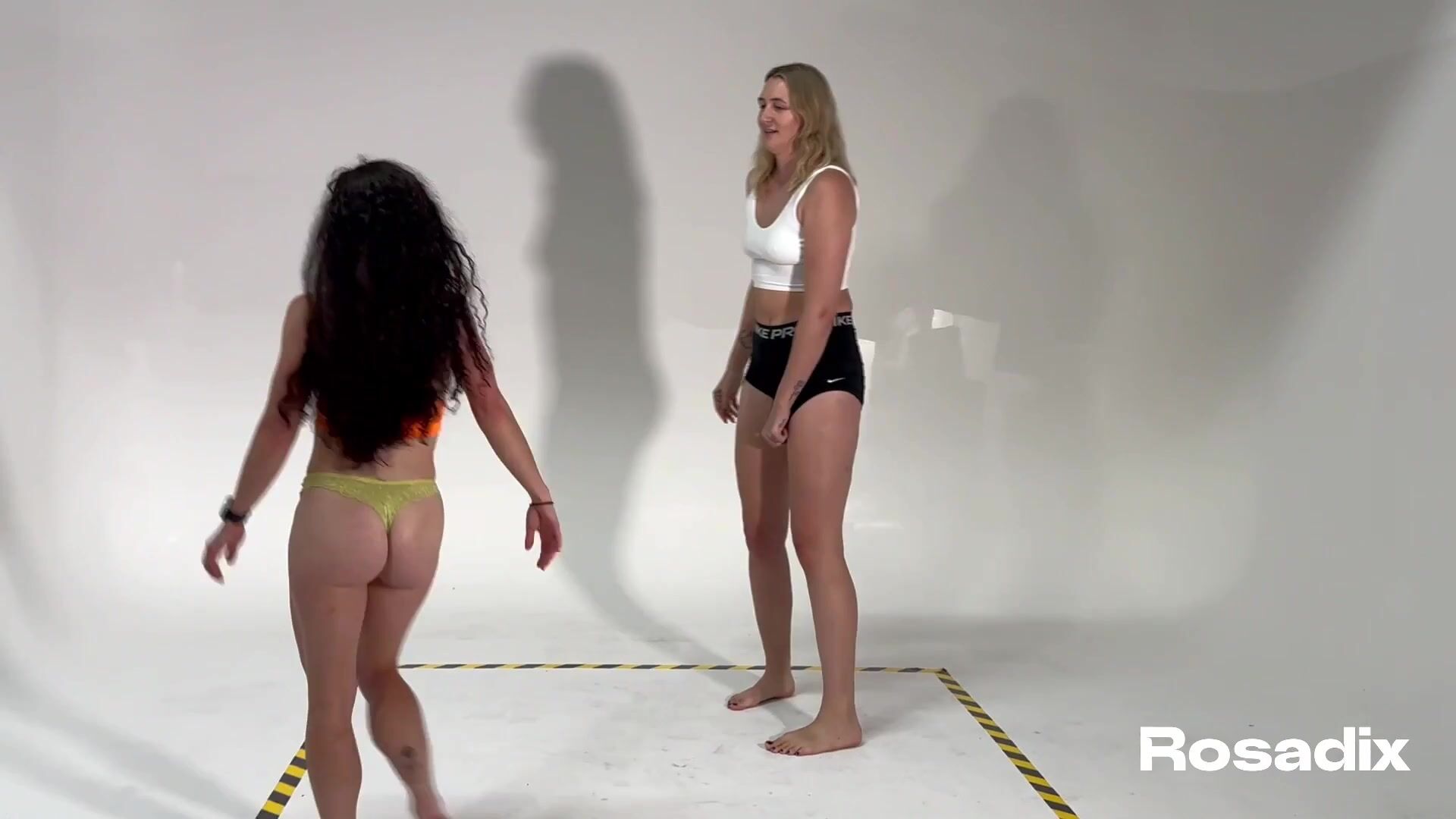 6'6 Blondi vs 4'11 Sasha