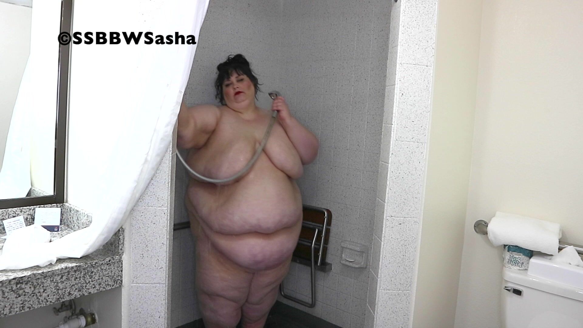 Sasha SSBBW Supersize Shower