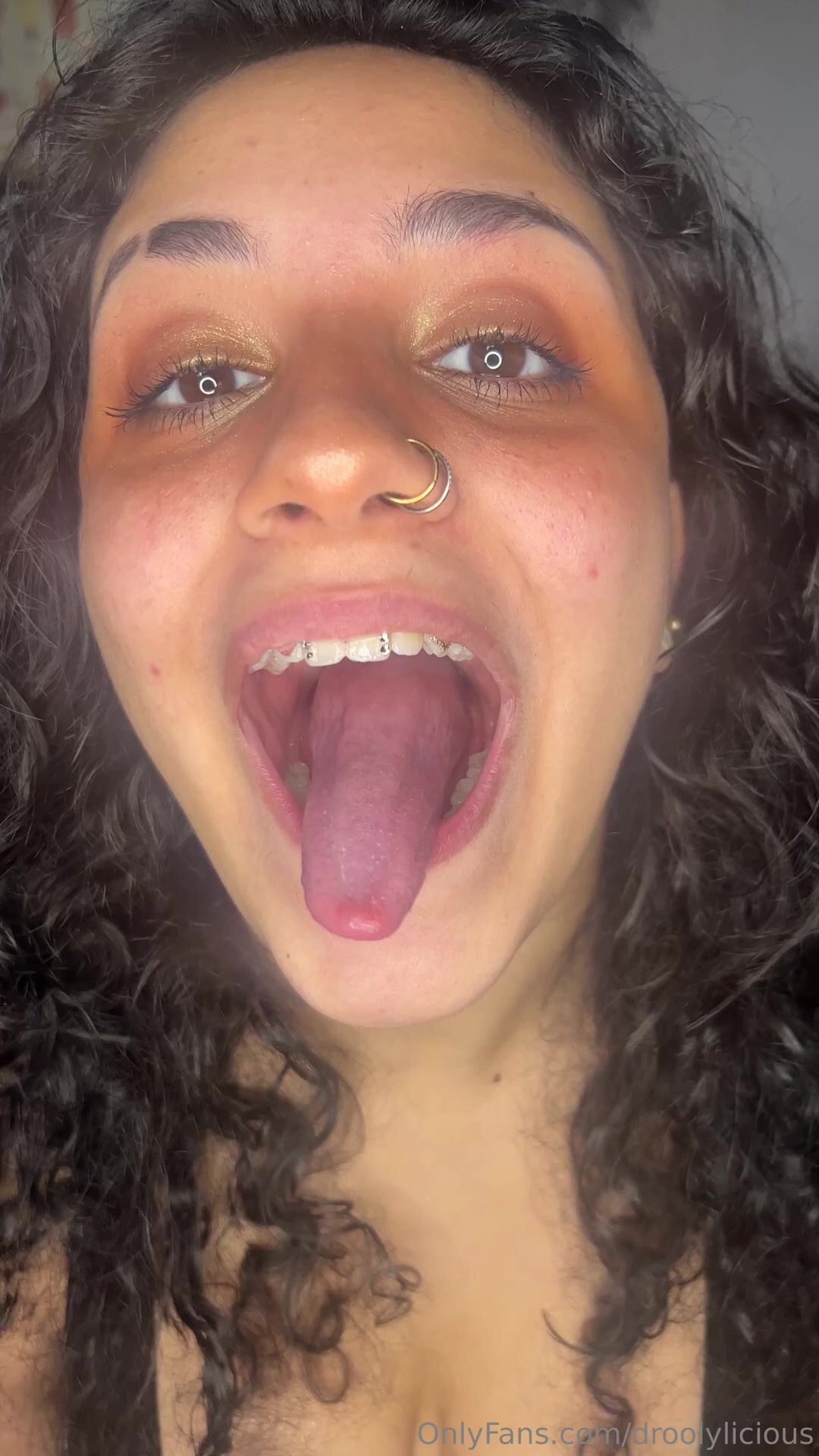 Droolylicious - Long tongue gummy swallow