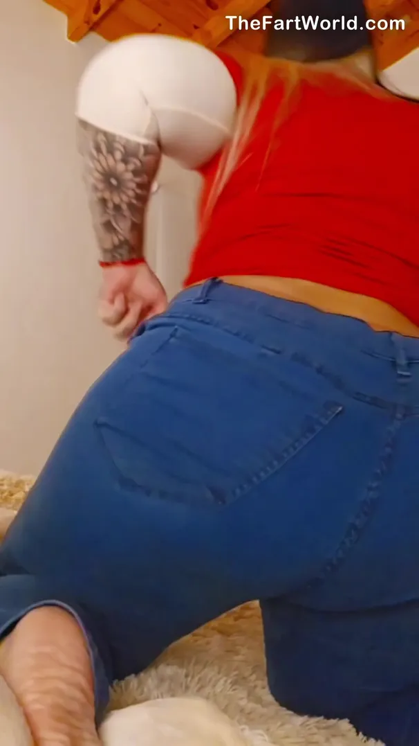 Lucianna bubbly gas in her jeans