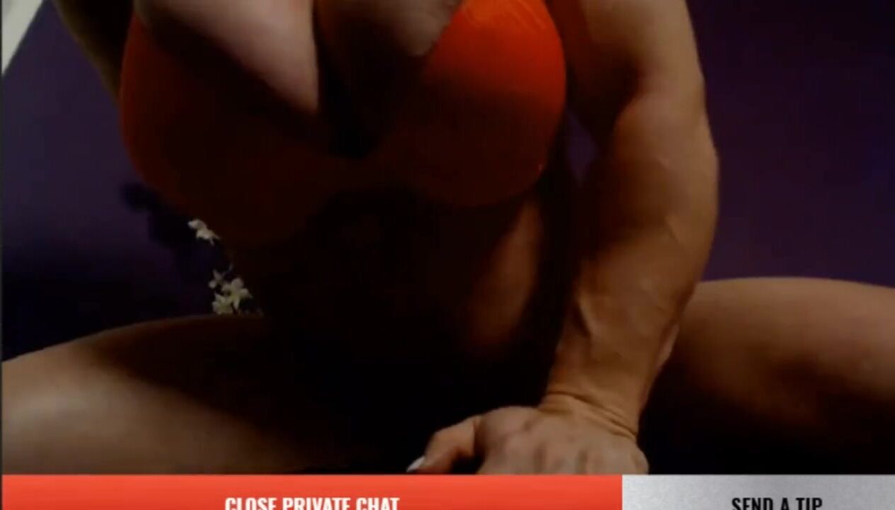 Aleesha Y. flexing on cam