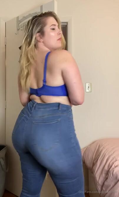 Sophie turner big ass pawg in jeans